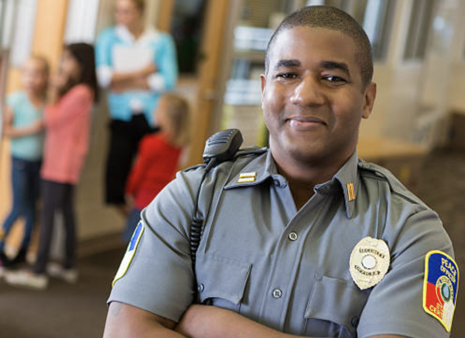 POUR OU CONTRE LA PRÉSENCE POLICIÈRE DANS LES ÉCOLES ?