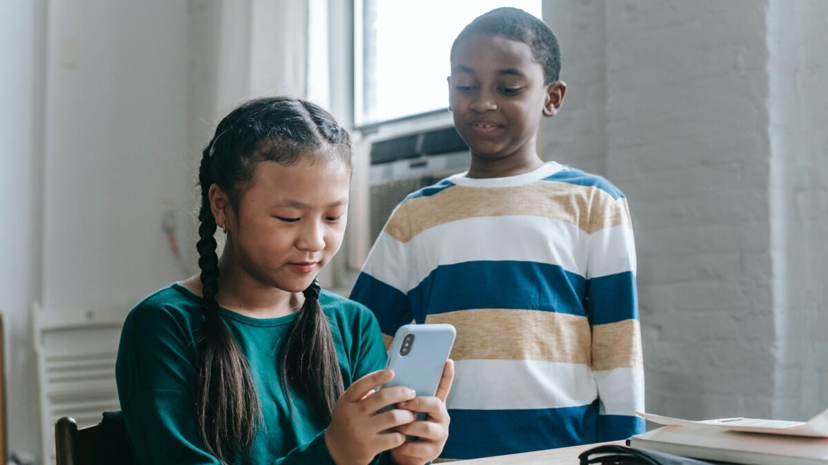 POUR OU CONTRE L’INTERDICTION DES TÉLÉPHONES PORTABLES À L’ÉCOLE ?