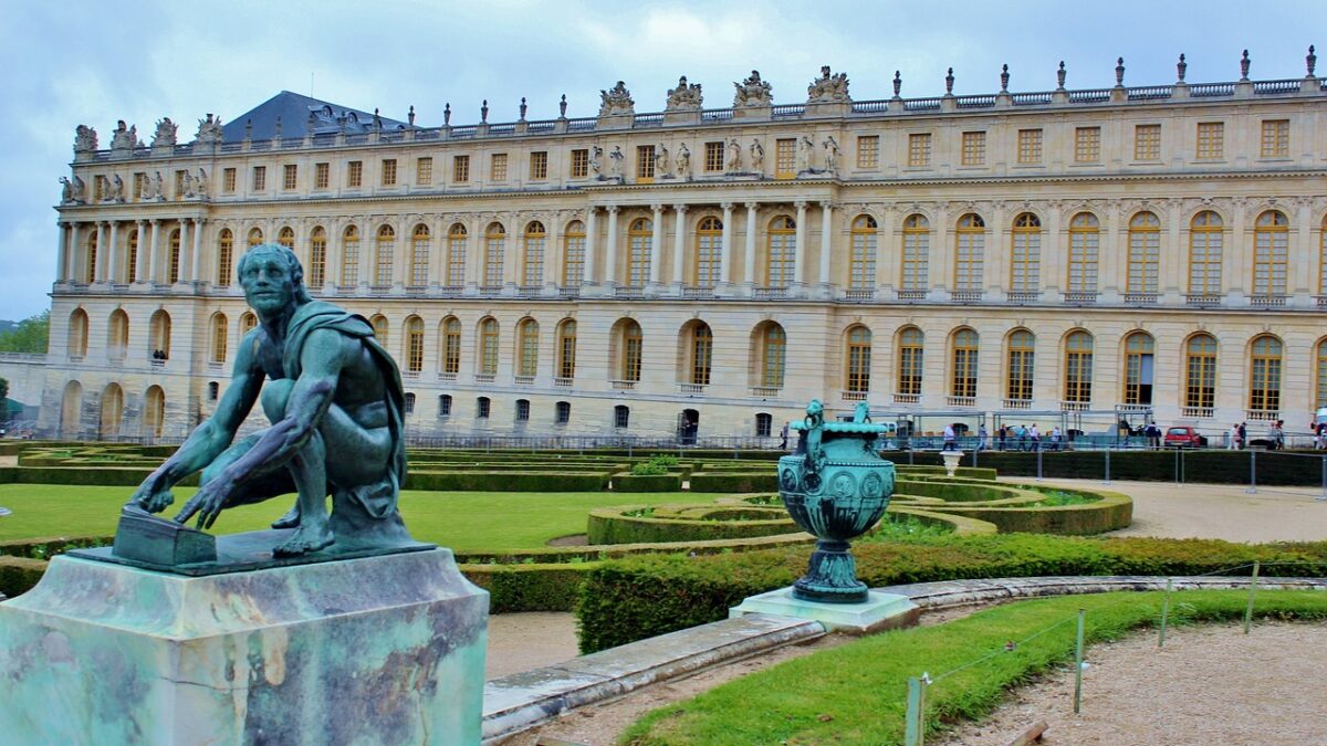 VISITE DE CHARLES III : ÊTES-VOUS CHOQUÉ PAR LE LUXUEUX DÎNER DONNÉ AU CHÂTEAU DE VERSAILLES ?